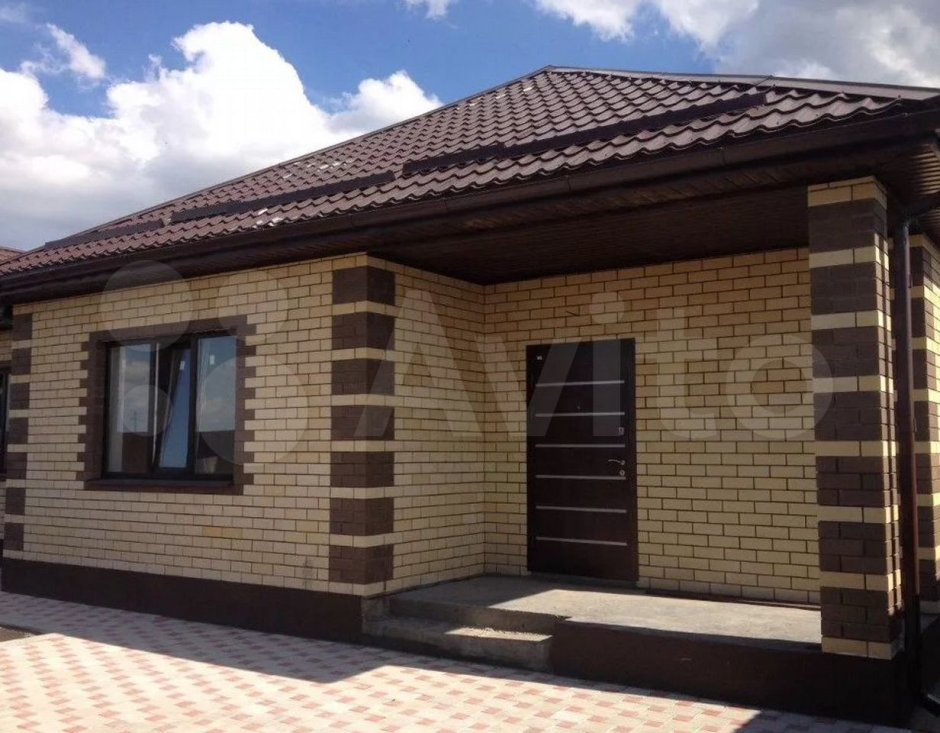 Одноэтажный дом из желтого кирпича