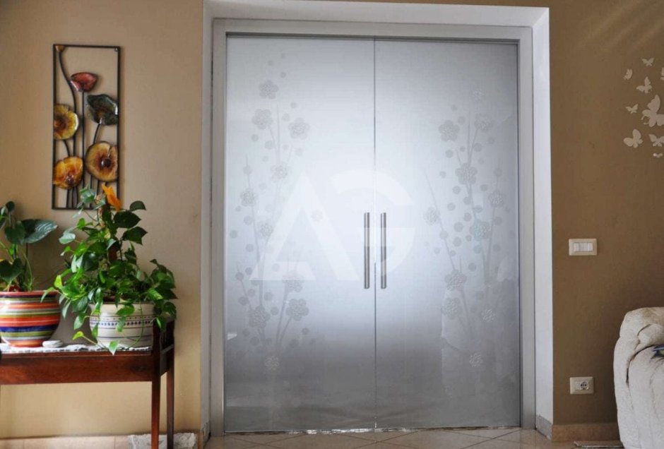 Стеклянные двери межкомнатные распашные