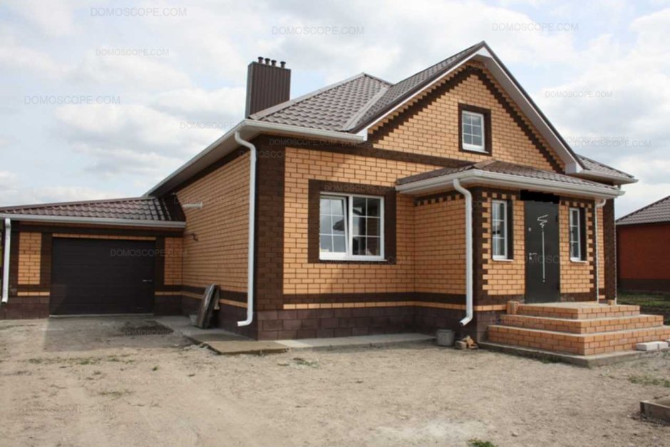 Одноэтажный дом из желтого кирпича