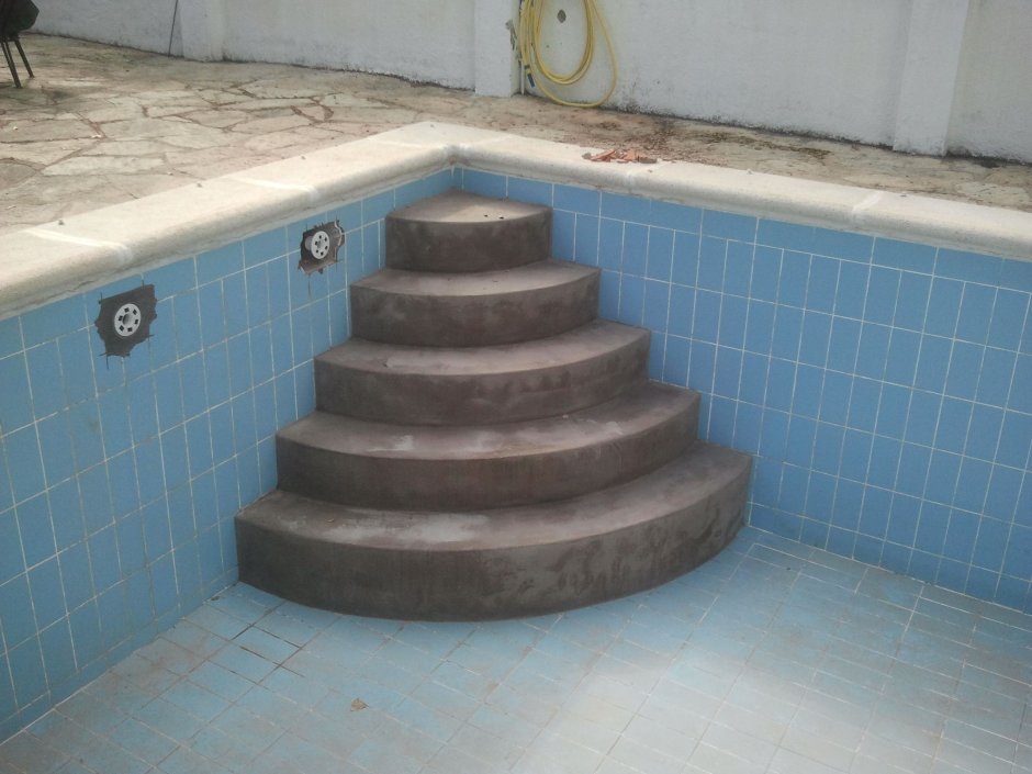 Ступеньки в бассейн из бетона