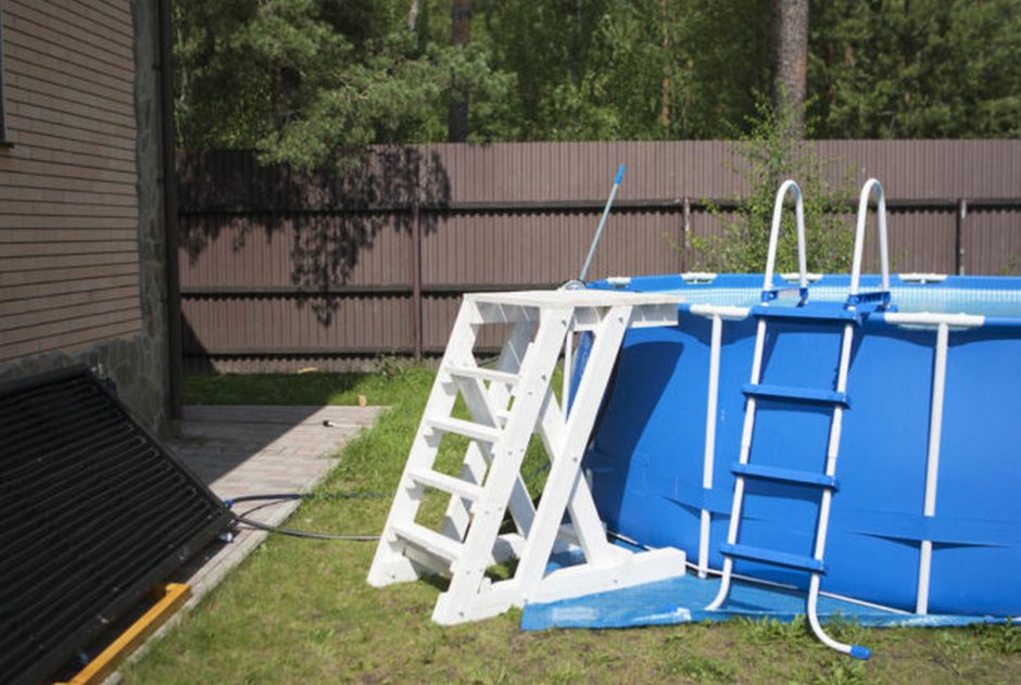 Деревянная лестница для бассейна