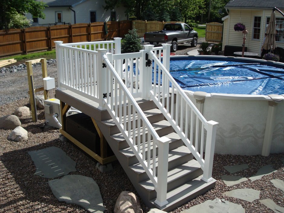 Деревянная лестница для каркасного бассейна