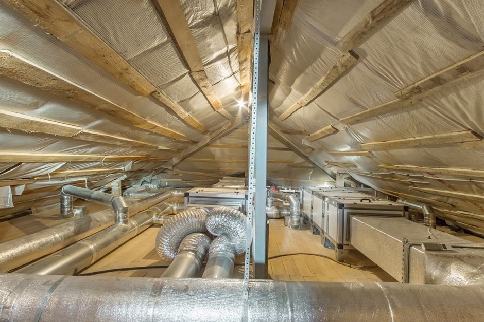 Вентиляционные трубы на чердаке