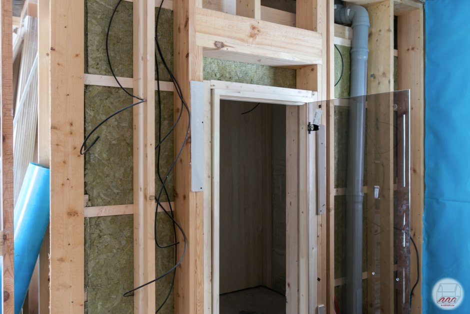 Дверь в каркасном доме