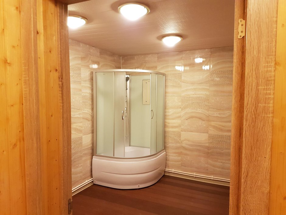 Пристройка к деревянному дому для душевой и туалета