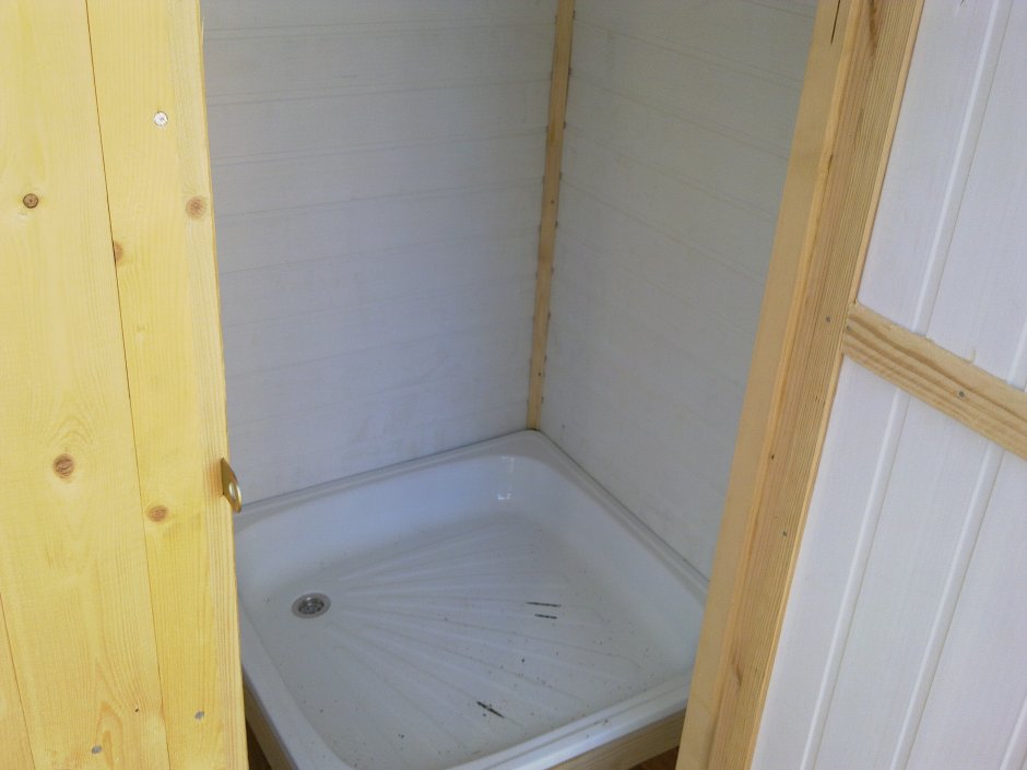 Душ на даче с поддоном