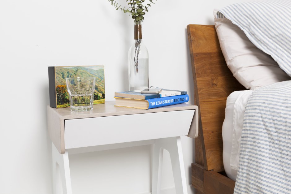 Прикроватная тумбочка с зарядкой