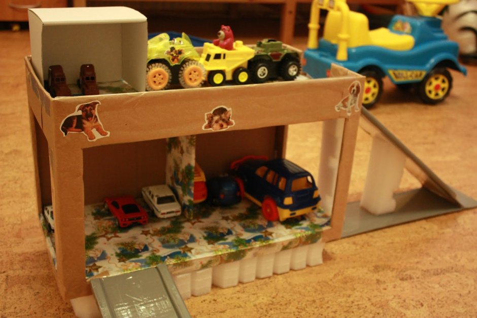 Гараж из коробки для машинок