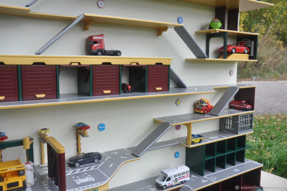 Гараж с машинками