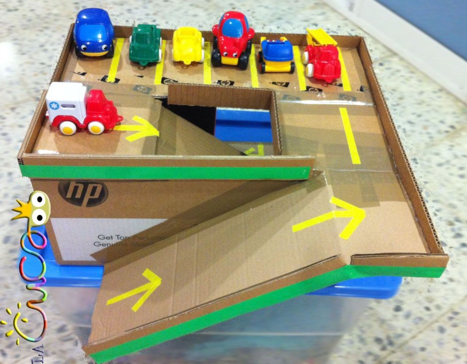 Гараж для детских машинок из коробки и втулок