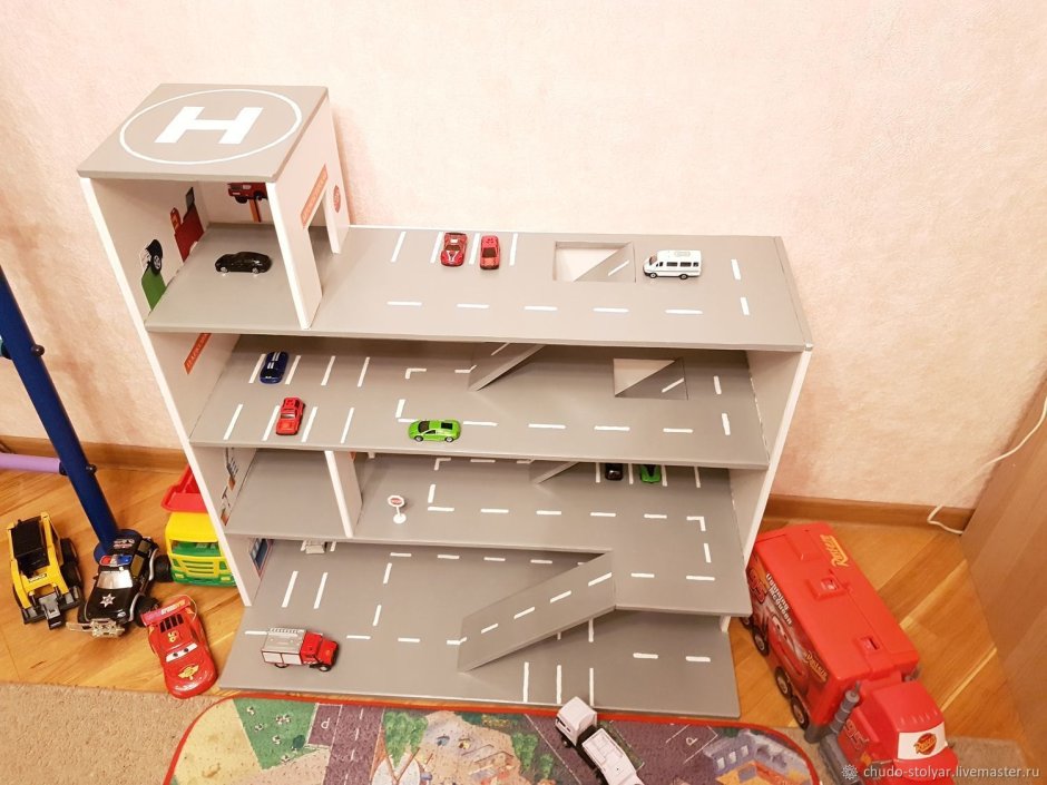 Гараж из картона для машинок