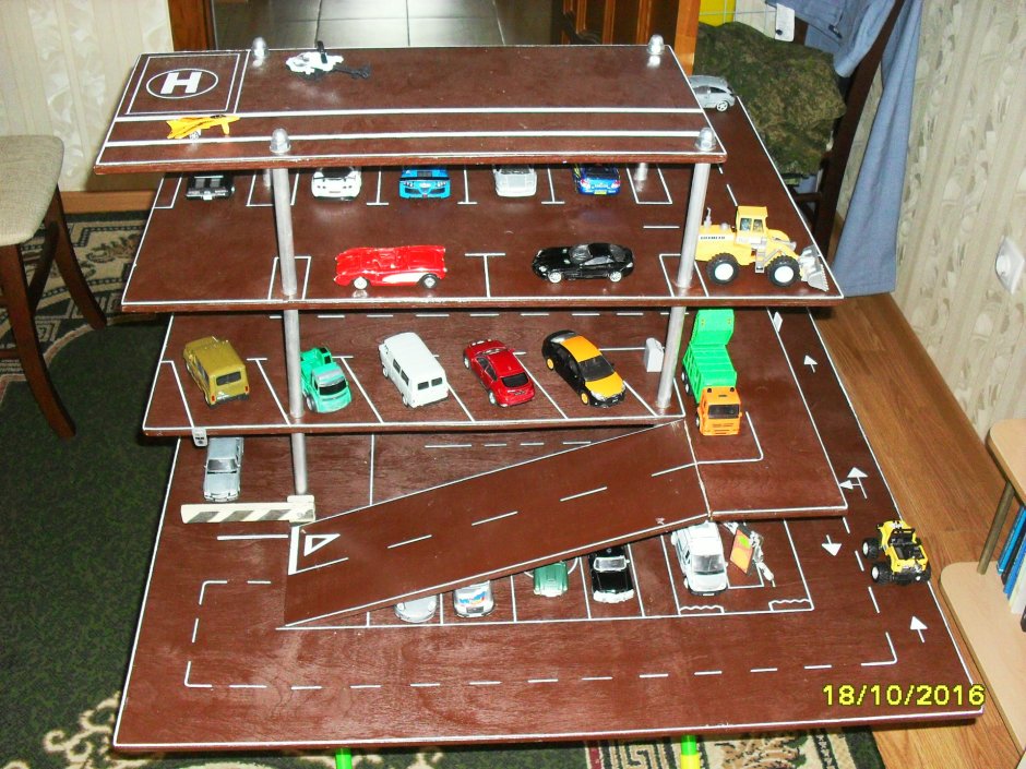 Гараж из картона для машинок