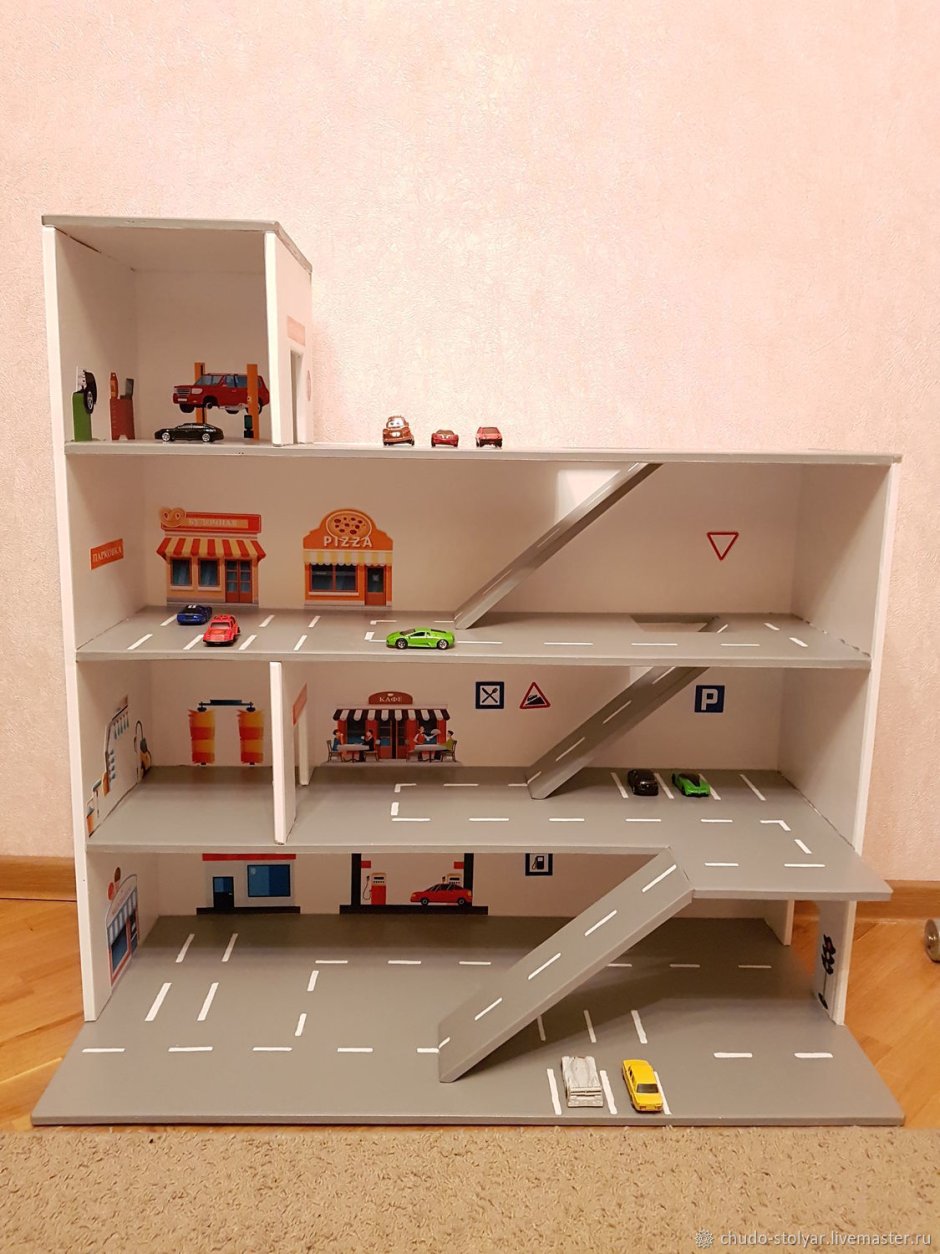 Гараж из картона для машинок