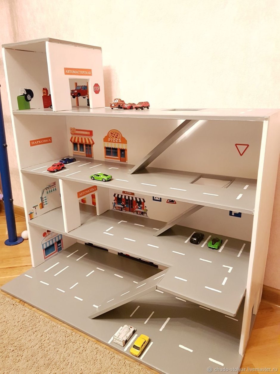 Гараж из картонной коробки для машинок