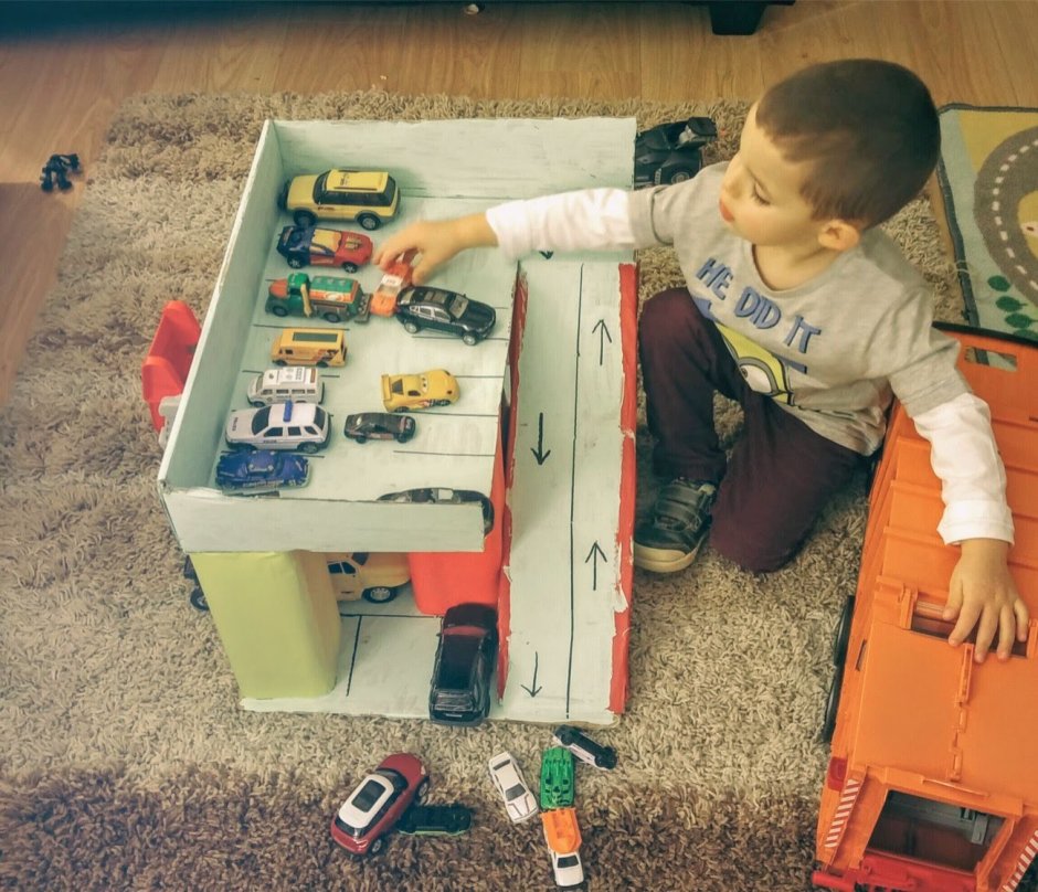 Гараж для машинок из коробок от памперсов