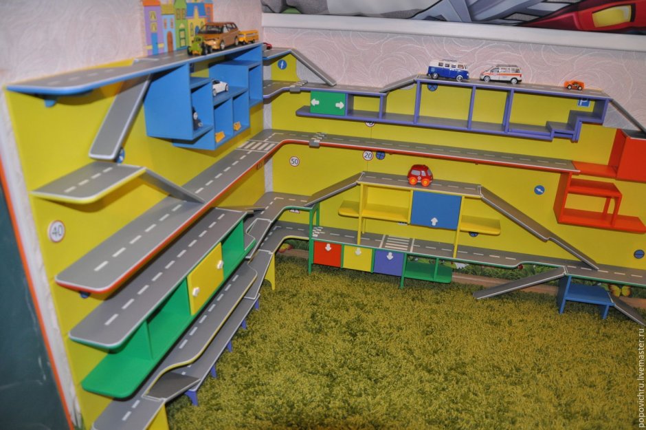 Игрушечная парковка для машин