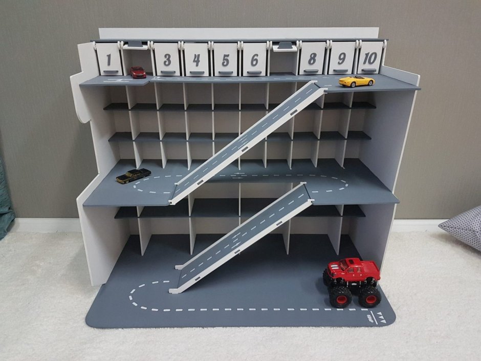 Домик для машинок