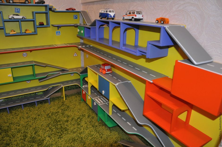 Гараж из коробки для машинок