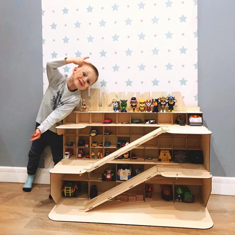 Гараж из картона для машинок