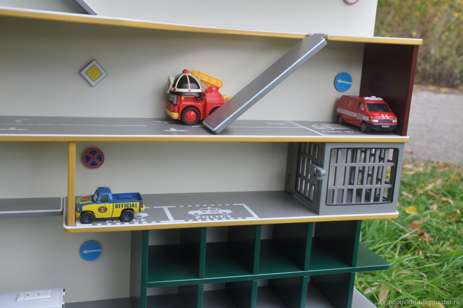 Домик для машинок