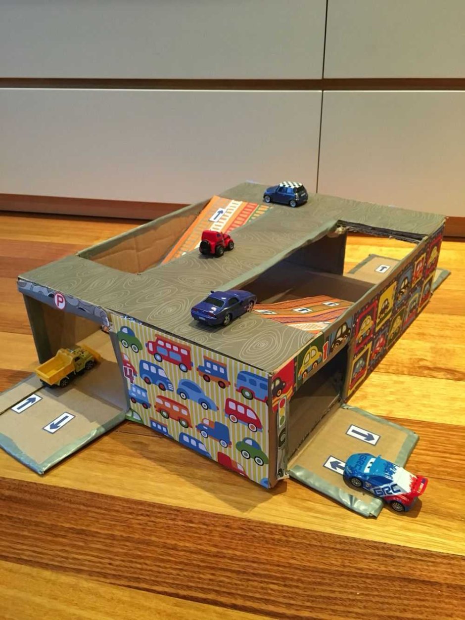 Сборный игрушечный гараж