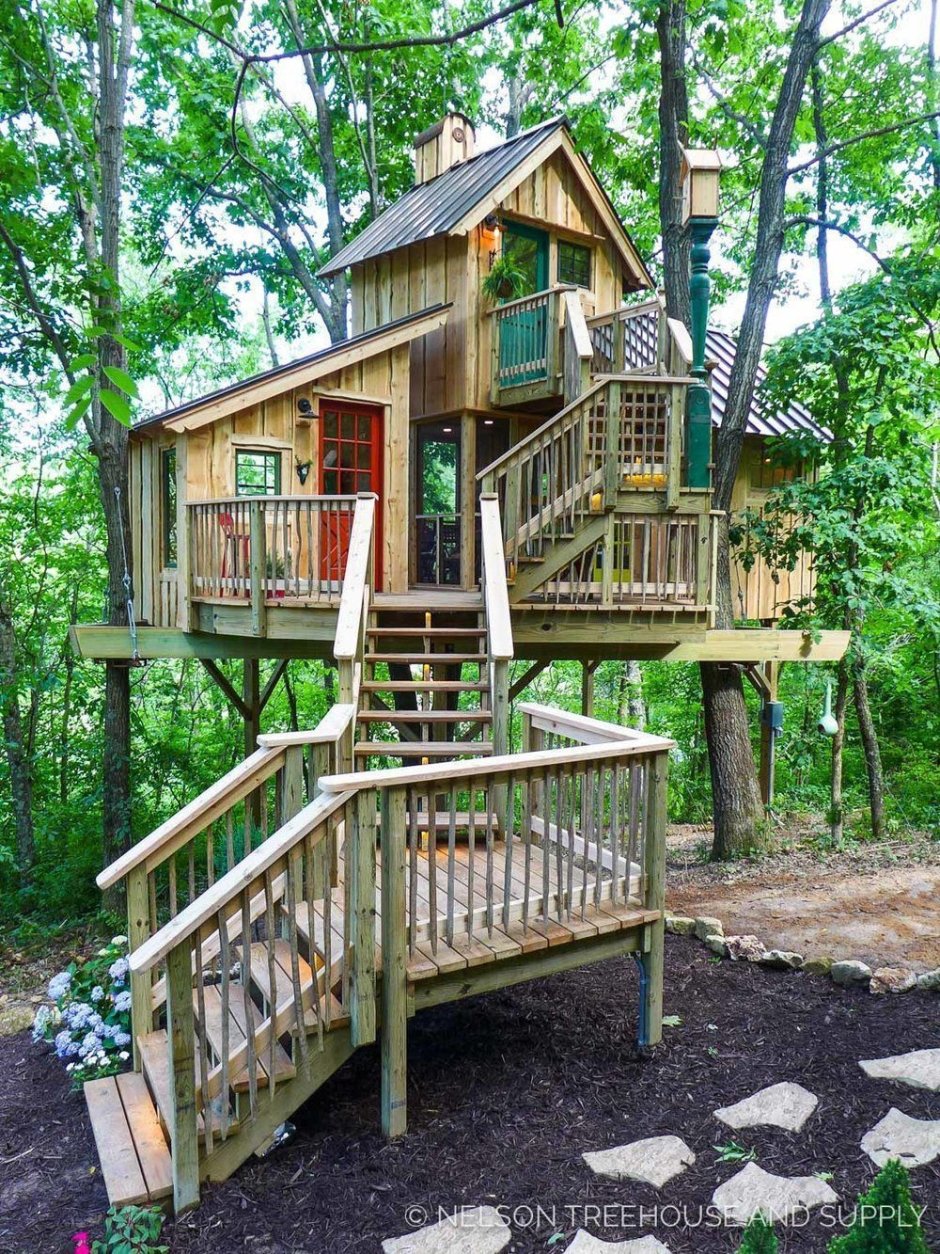 Деревянный домик на дереве