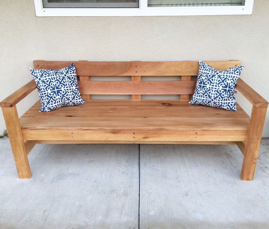 Деревянные скамейки с подушками