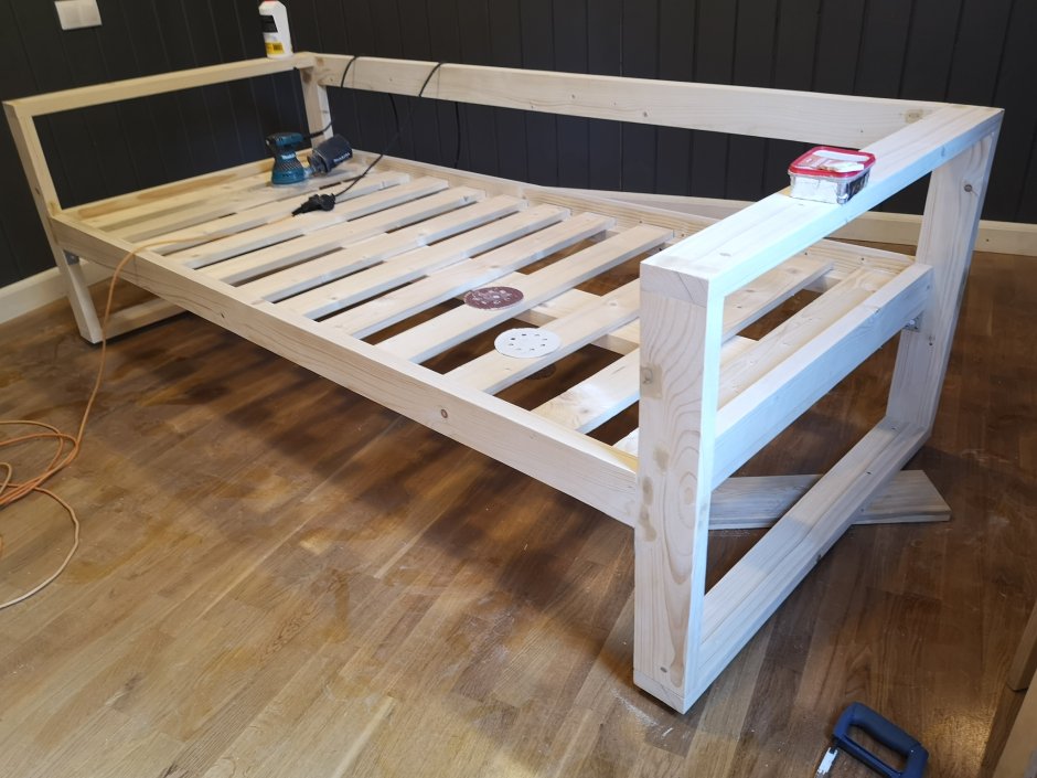 Диван на деревянном каркасе