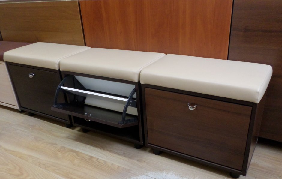 Открытая прихожая с вешалкой