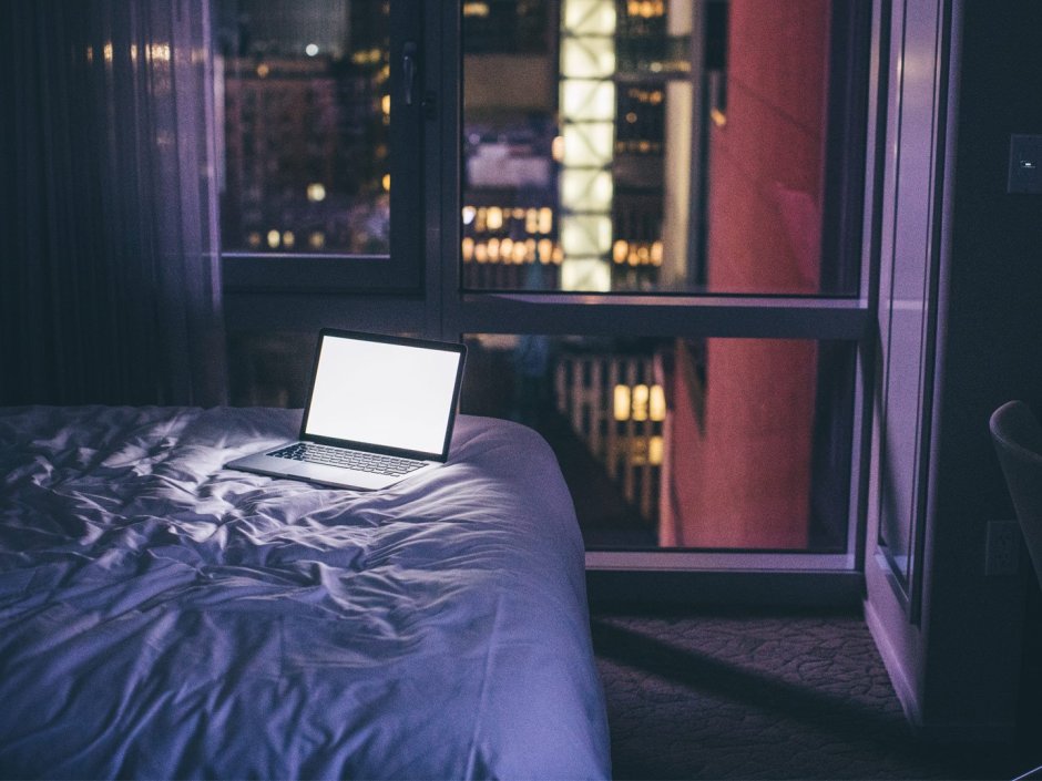 Ноутбук на кровати