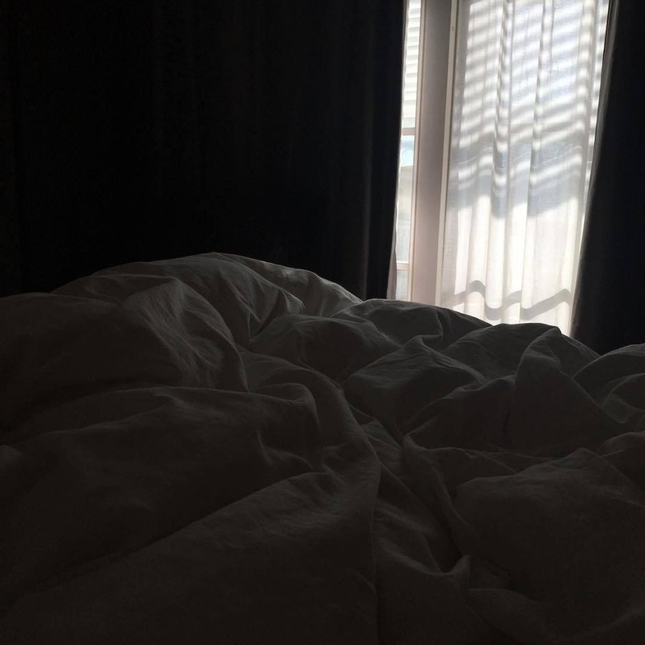 Кровать в темноте