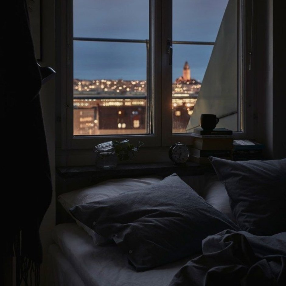 Тёмная комнота с окном