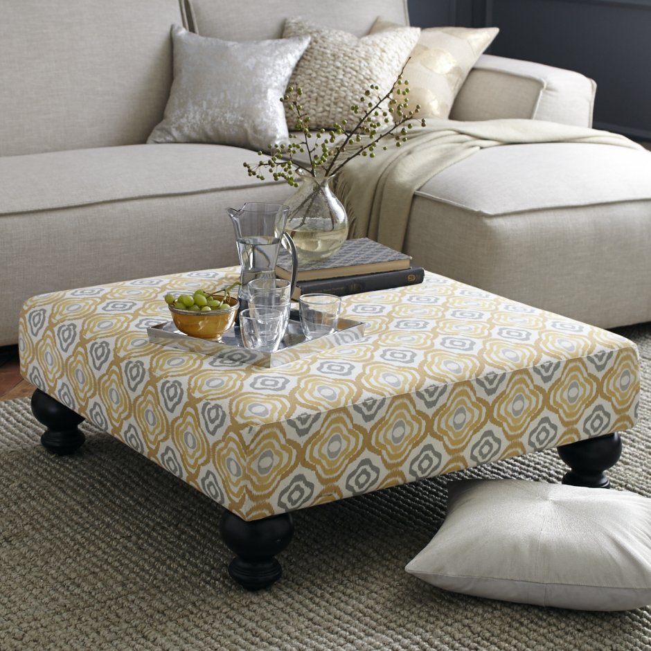 Диван со столиком и пуфиками