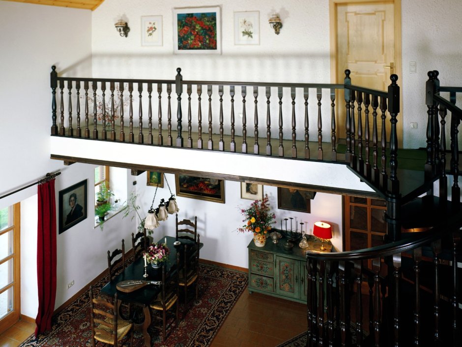 Фреска на лестнице в интерьере