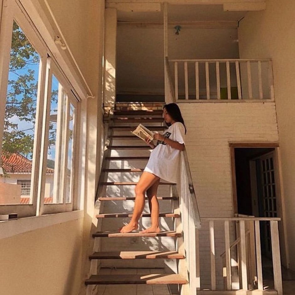 Девочка на балконе