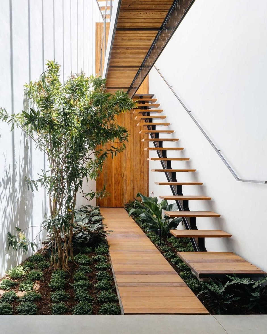 Двухэтажный дом необычный