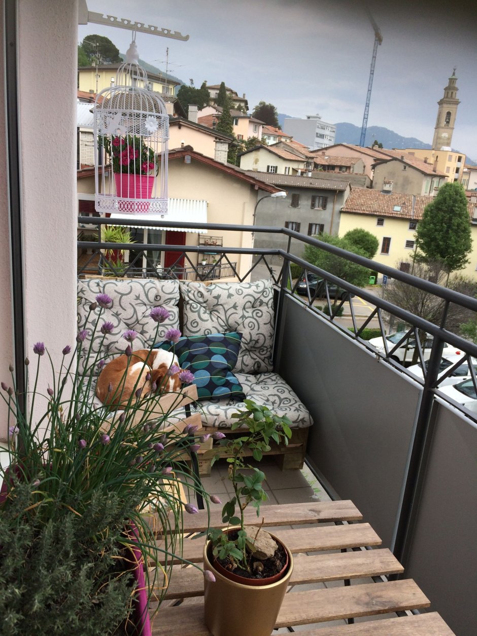 Балкон с лестницей в частном доме