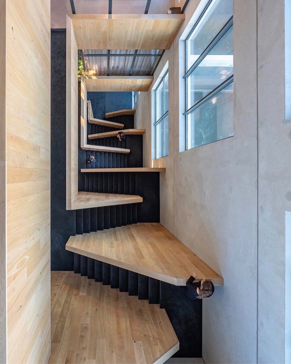 Озеленение под лестницей