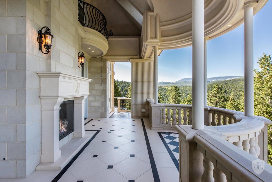 Декор пожарной лестницы на лоджии