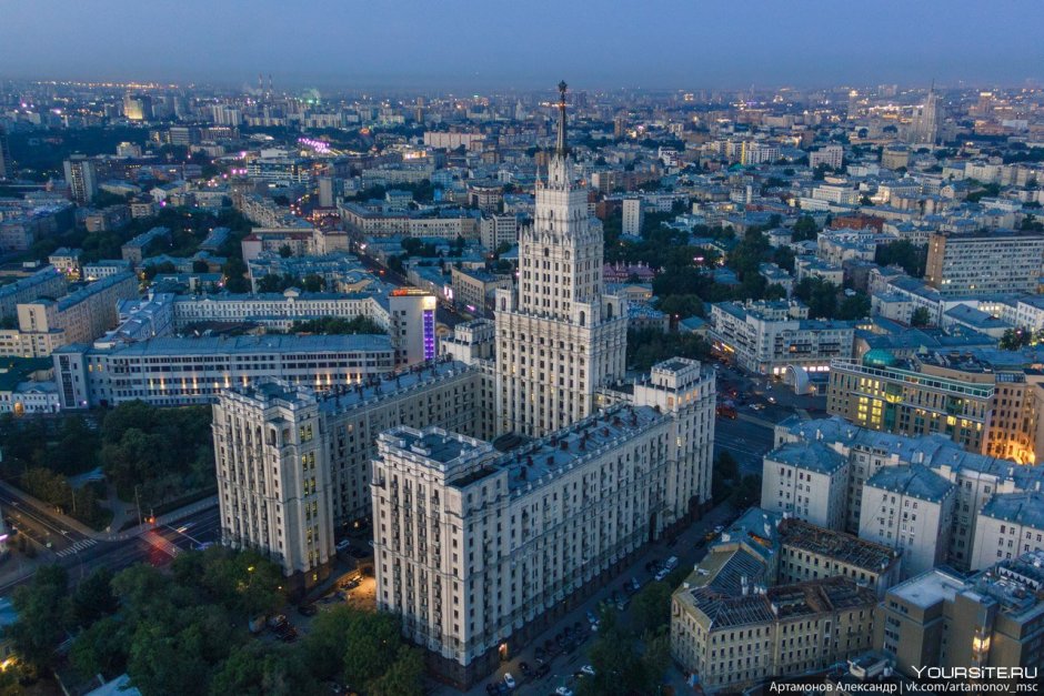 Административно-жилое здание возле «красных ворот»