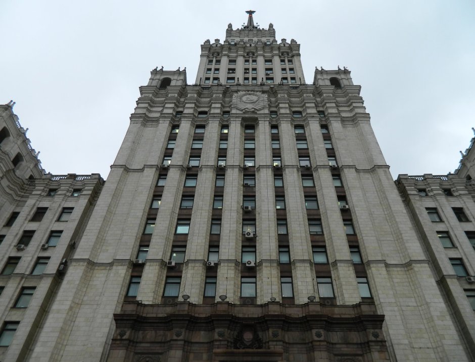 Административно-жилое здание возле «красных ворот»