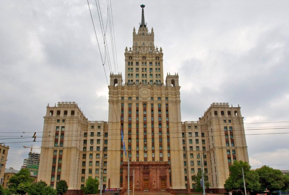 Высотка на красных воротах (Садовая-Спасская улица, 21)