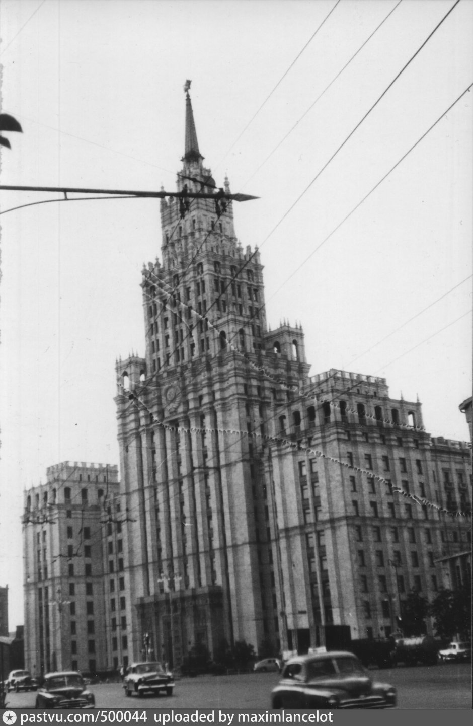 Сталинская высотка у метро красные ворота