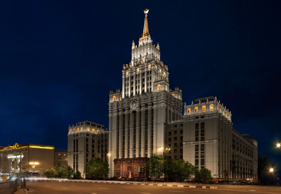 Сталинские высотки красные ворота