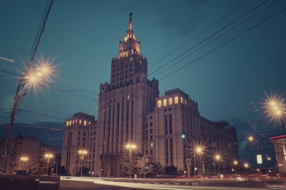 Сталинские высотки красные ворота ночью