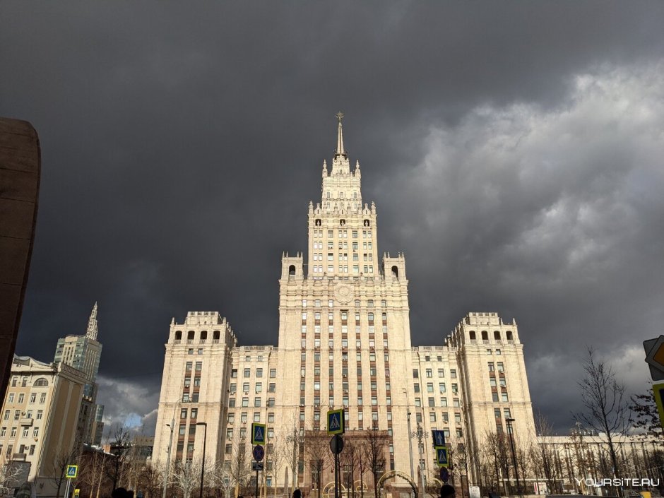 Сталинская высотка на красных воротах