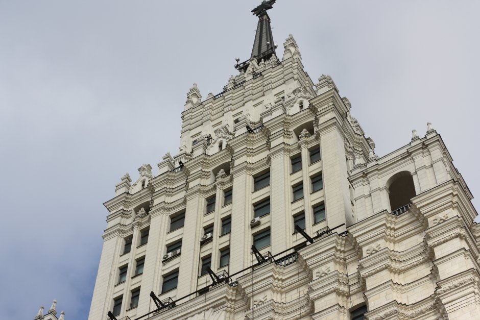 Высотка красные ворота шпиль