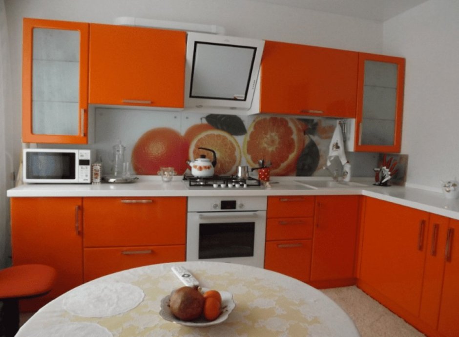 Кухонный гарнитур оранжевого цвета