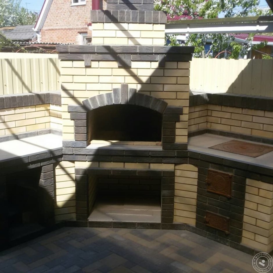 Угловой барбекю комплекс из кирпича