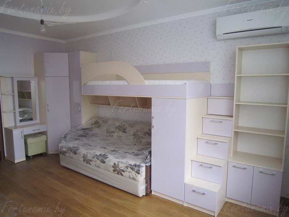 Детская комната с двухъярусной кроватью и угловым шкафом